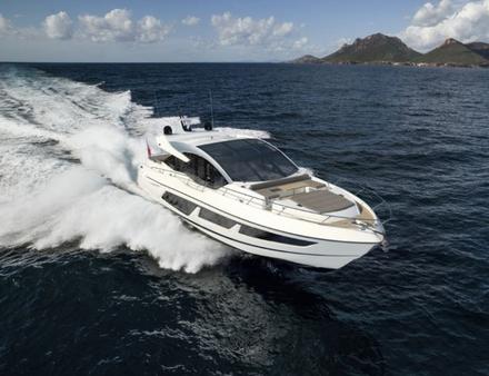 Tout en conservant l'ADN du chantier, le nouveau Predator 74' s'ouvre vers l?extérieur avec beaucoup d'espace intérieur et d'immenses baies vitrées. Nautisme Article