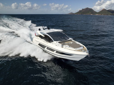 Tout en conservant l'ADN du chantier, le nouveau Predator 74' s'ouvre vers l?extérieur avec beaucoup d'espace intérieur et d'immenses baies vitrées. Nautisme Article