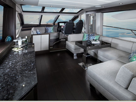 Esprit 100% moderne et sport pour le cockpit du Predator 74' avec un immense toit panoramique en verre pouvant se refermer en quelques secondes ! Nautisme Article