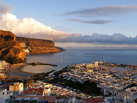 Puerto de Mogan, Gran Canaria. Les précipitations sont peu fréquentes à cette époque de l'année avec 3 à 5 jours de pluie dans le mois.