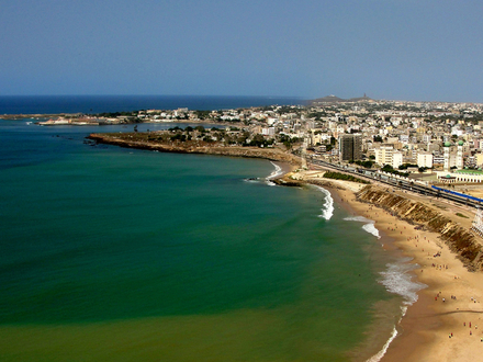 Sur la côte Atlantique et dans la région de Dakar, la chaleur est modérée par les brises venues de l'océan. Les températures fluctuent en moyenne de 17° le matin à 25° l'après-midi.