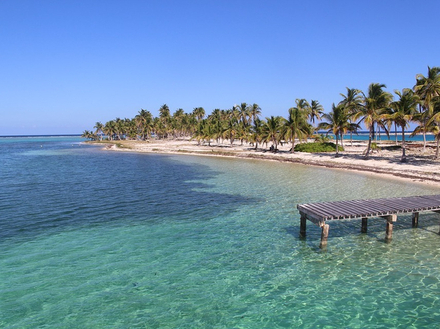 Ses 250 km de littoral permettent de profiter de belles plages de sable blanc et de dizaines de petites îles sauvages très attrayantes.