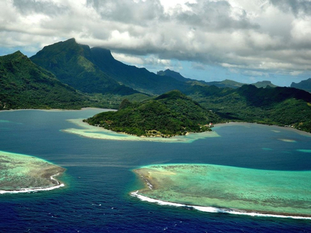 Partir aux îles Marquises, c'est le dépaysement assuré avec des paysages très divers et accidentés.