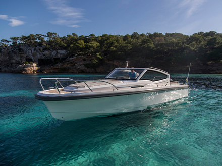 D'origine nordique, le W9 est un bateau imaginé pour des week-end en famille avec un cockpit accueillant et un immense bain de soleil avant. D'origine nordique, le W9 est un bateau imaginé pour des week-end en famille avec un cockpit accueillant et un immense bain de soleil avant.