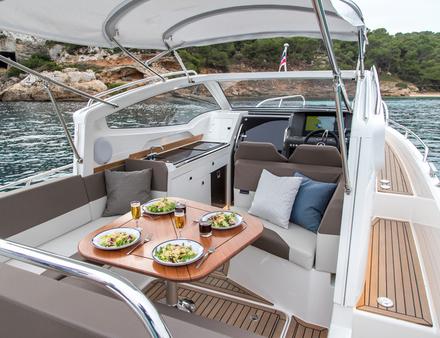 Bien étudié, le cockpit propose notamment une banquette en L convertible en couchette et un bloc cuisine tout équipé à babord. Nautisme Article