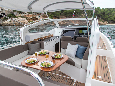 Bien étudié, le cockpit propose notamment une banquette en L convertible en couchette et un bloc cuisine tout équipé à babord. 