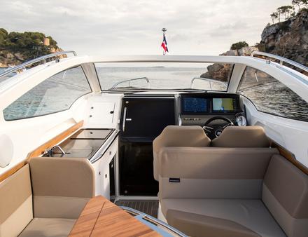 De série, on retrouve notamment un réfrigérateur de 65 litres dans le bloc cuisine ou encore un pack électronique Garmin. Nautisme Article