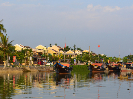 Hoi An, ville de la côte centrale du Vietnam, connue pour sa vieille ville et ses nombreux canaux qui la traversent.