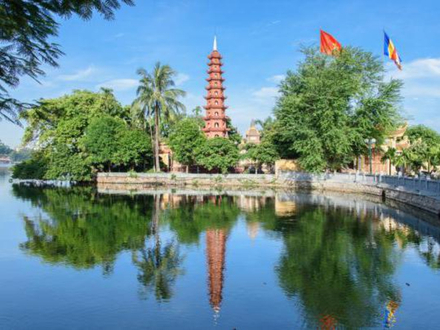 Le lac de l'ouest, le plus grand d'Hanoï avec en son centre, la plus ancienne pagode de la ville.