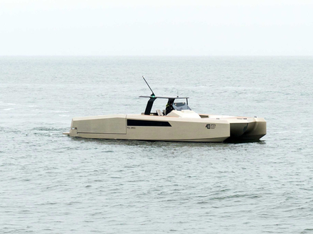 Le 40 Open présente une grande surface de pont et une bonne stabilité dans une mer formée, notamment grâce à ses deux coques. Le 40 Open présente une grande surface de pont et une bonne stabilité dans une mer formée, notamment grâce à ses deux coques.