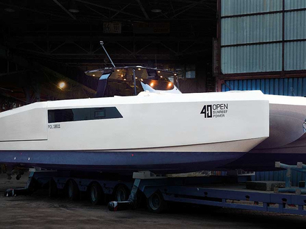Il se décline également avec une coque planante, et un système d'hydrofoil rétractable, qui ne se déclenche qu'une fois les 25 noeuds atteints. Nautisme Article