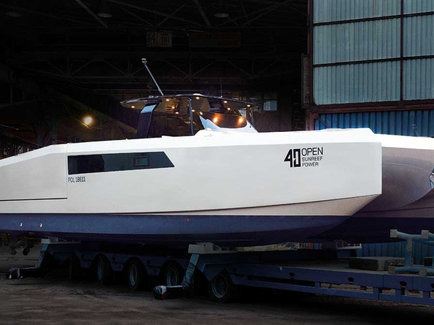 Il se décline également avec une coque planante, et un système d'hydrofoil rétractable, qui ne se déclenche qu'une fois les 25 noeuds atteints. Nautisme Article