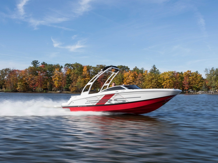 La gamme HD s'agrandit avec le HD 200. Il est dot&eacute; d'une coque en V que l'on retrouve dans la gamme de bowriders avec un large espace de vie &agrave; bord.