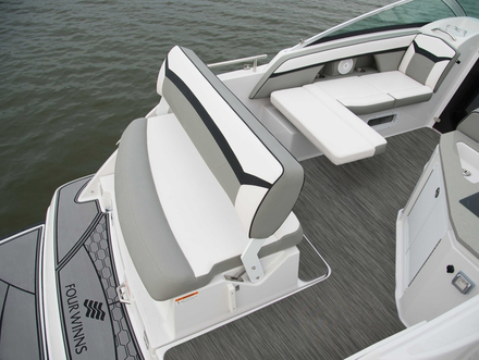 Sur le pont, toutes les commodit&eacute;s pour une croisi&egrave;re d'une journ&eacute;e ou d'un week-end sont &agrave; port&eacute;e de main (poste de conduite, rangement pour les boissons, plate-forme de bain, etc).