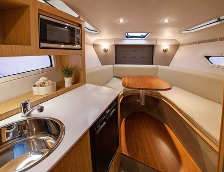 Le Vista 255 hors-bord possède une cabine avec un large espace de couchage, ainsi qu'un coin repas. Nautisme Article