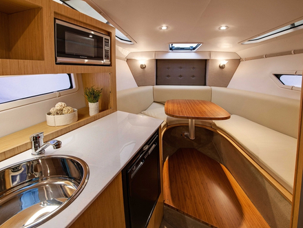 Le Vista 255 hors-bord possède une cabine avec un large espace de couchage, ainsi qu'un coin repas. Nautisme Article