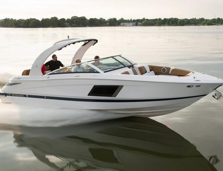 L'Horizon 290 dispose d'une plate-forme de bain double niveau très pratique pour la baignade. Nautisme Article