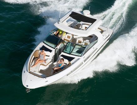 L'Horizon 350 offre à l'avant un espace de détente, accessible facilement depuis le cockpit. Nautisme Article