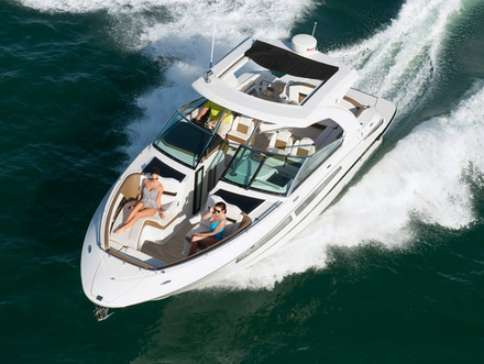 L'Horizon 350 offre à l'avant un espace de détente, accessible facilement depuis le cockpit. Nautisme Article