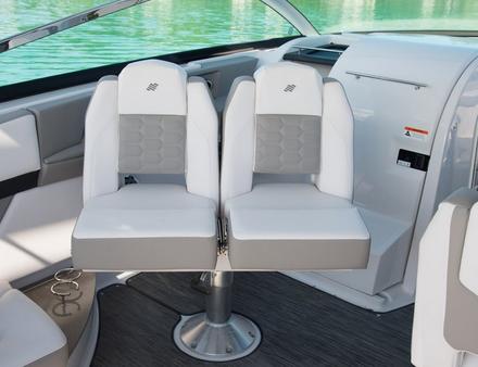 Tout a été pensé à bord de l'Horizon 350 pour faciliter la circulation et la vie à bord : les sièges du cockpit peuvent pivoter pour créer un espace plus vaste de détente. Nautisme Article