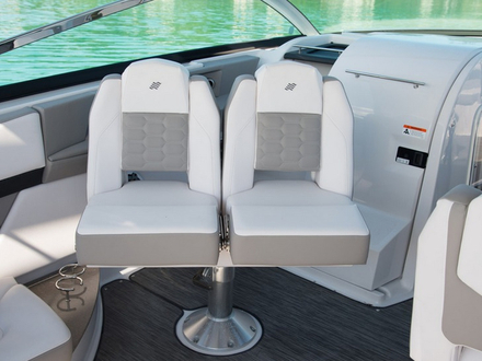 Tout a été pensé à bord de l'Horizon 350 pour faciliter la circulation et la vie à bord : les sièges du cockpit peuvent pivoter pour créer un espace plus vaste de détente. Tout a été pensé à bord de l'Horizon 350 pour faciliter la circulation et la vie à bord : les sièges du cockpit peuvent pivoter pour créer un espace plus vaste de détente.