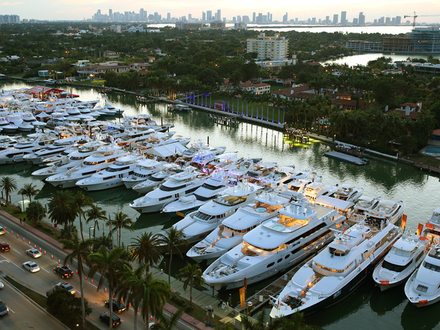 Un autre salon sp&eacute;cialis&eacute; dans les grosses unit&eacute;s a lieu au m&ecirc;me moment : c'est le Miami Yacht Show. Il quitte cette ann&eacute;e Collins Avenue pour aller vers Biscayne. 