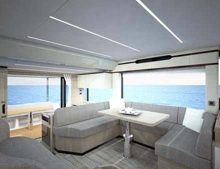 Sur le pont principal, le cockpit et le carré sont baignés de lumière grâce aux larges baies vitrées et à la porte coulissante qui offre un accès direct à la mer. Nautisme Article