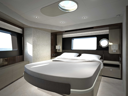 Ce modèle se distingue par son aménagement spacieux : trois cabines doubles avec chacune leur salle de bain. Elles se situeront toutes sur le pont inférieur. Nautisme Article