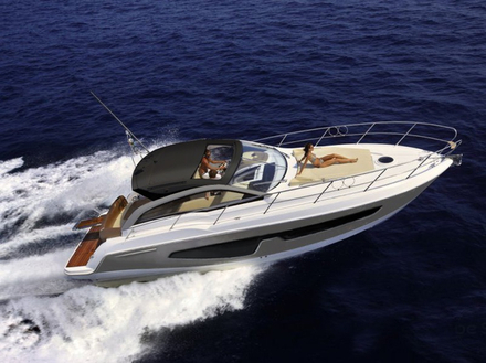 Le C38 de la série Cruiser Line a été revu avec notamment des ouvertures sur la coque et un nouveau hard-top. Le C38 de la série Cruiser Line a été revu avec notamment des ouvertures sur la coque et un nouveau hard-top.