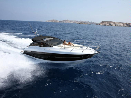 L'intérieur du C38 offre deux cabines doubles et une salle de bain. L'intérieur du C38 offre deux cabines doubles et une salle de bain.