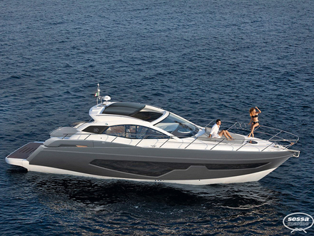 Commercialisé dorénavant avec une motorisation en IPS, le C44 est équipé d'une plateforme arrière hydraulique pour accueillir une annexe et les jouets nautiques ! Commercialisé dorénavant avec une motorisation en IPS, le C44 est équipé d'une plateforme arrière hydraulique pour accueillir une annexe et les jouets nautiques !