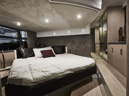 Sessa Marine propose plusieurs versions de décorations intérieures vous permettant de choisir les essences de bois ou les tissus par exemple. Sessa Marine propose plusieurs versions de décorations intérieures vous permettant de choisir les essences de bois ou les tissus par exemple.