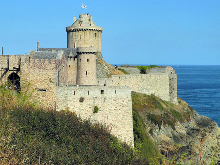 Fort-la-Latte est l'un des châteaux témoins de l'histoire bretonne les plus visités, après celui des ducs de Bretagne à Nantes.