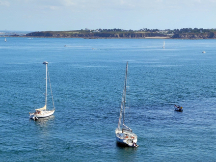 De nombreux bateaux viennent mouiller au pied du château : la vue est impressionnante ! Attention aux rochers au bord des falaises. De nombreux bateaux viennent mouiller au pied du château : la vue est impressionnante ! Attention aux rochers au bord des falaises.