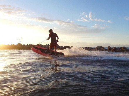 Les planches de surf Lampuga sont 100% électriques permettant de surfer sur mer, sur rivière ou sur lac, sans atteindre la bonne vague ! Les planches de surf Lampuga sont 100% électriques permettant de surfer sur mer, sur rivière ou sur lac, sans atteindre la bonne vague !