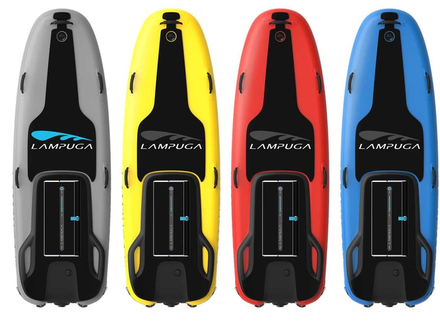 La Lampuga Air est une planche de surf gonflable et électrique, fabriquée en fibre de carbone. La Lampuga Air est une planche de surf gonflable et électrique, fabriquée en fibre de carbone.