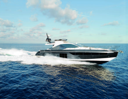 Après le modèle S7 (ici en photo), Azimut lancera officiellement cette année le S6, un bateau de croisière à la fois moderne et sportif. Nautisme Article