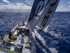 Volvo Ocean Race : Pot-au-Noir droit devant !