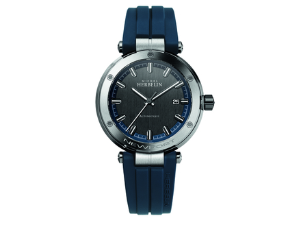 Discrètement gravée « Newport » et ponctuée de cinq vis évoquant les winchs de bateaux à voile, la lunette, en acier recouvert de PVD gris anthracite, révèle un cadran ponctuel dans l'essentiel. Discrètement gravée « Newport » et ponctuée de cinq vis évoquant les winchs de bateaux à voile, la lunette, en acier recouvert de PVD gris anthracite, révèle un cadran ponctuel dans l'essentiel.