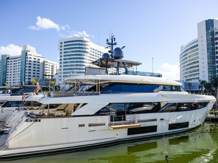 Parmi les trois nouveaut&eacute;s US, le Custom Line Navetta 33, d&eacute;j&agrave; pr&eacute;sent&eacute; &agrave; Cannes et &agrave; Monaco en septembre dernier.  