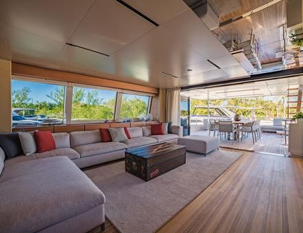 Le Navetta 33 est composé de quatre ponts, cinq grandes cabines, ainsi qu'un salon avec une ouverture directe sur la terrasse en bois. Nautisme Article