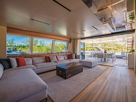 Le Navetta 33 est composé de quatre ponts, cinq grandes cabines, ainsi qu'un salon avec une ouverture directe sur la terrasse en bois. Nautisme Article