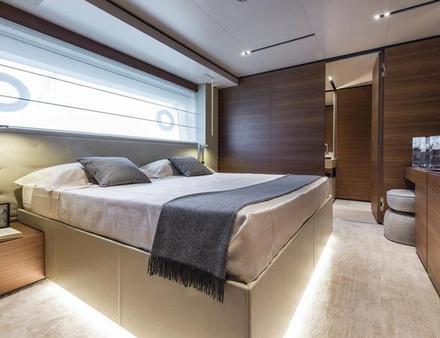 La grande suite propriétaire se situe sur le pont principal, avec salle de bain privative. Les quatre suites invités se situent sur le pont inférieur. Nautisme Article