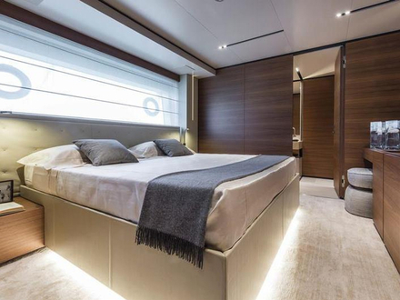 La grande suite propriétaire se situe sur le pont principal, avec salle de bain privative. Les quatre suites invités se situent sur le pont inférieur. Nautisme Article