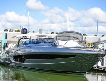 Le 56' Rivale peut atteindre les 38 noeuds en vitesse maximale et 34 noeuds en vitesse de croisière. Nautisme Article