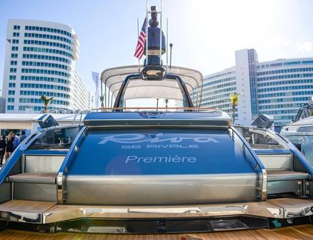 Ce nouveau modèle Riva est comme toujours très élégant avec du mobilier en acajou et en teck à l'intérieur plus des finitions laquées en acier inoxydable. Nautisme Article