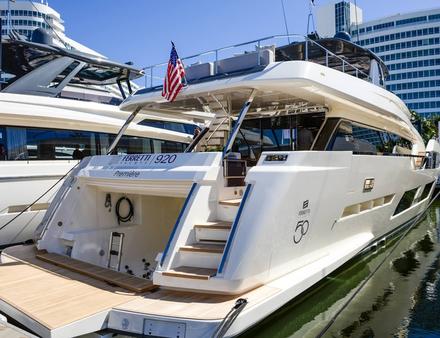 En croisière, le 920 atteint 23 à 26 noeuds, et peut monter jusqu'à 30 noeuds en vitesse de pointe. Nautisme Article