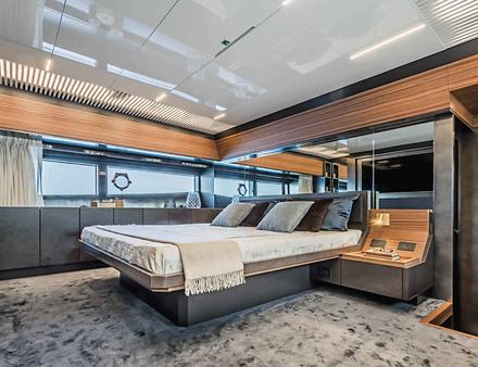 Au coeur de ce 92', de vastes espaces extérieurs et intérieurs, avec notamment quatre cabines, cinq salles de bain et trois cabines pour l'équipage. Nautisme Article