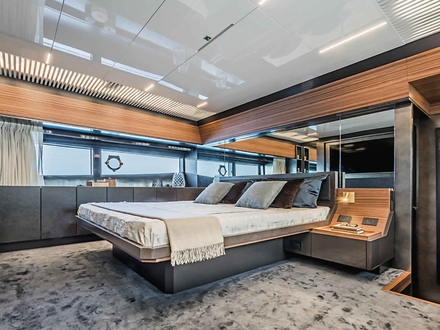 Au coeur de ce 92', de vastes espaces extérieurs et intérieurs, avec notamment quatre cabines, cinq salles de bain et trois cabines pour l'équipage. Nautisme Article