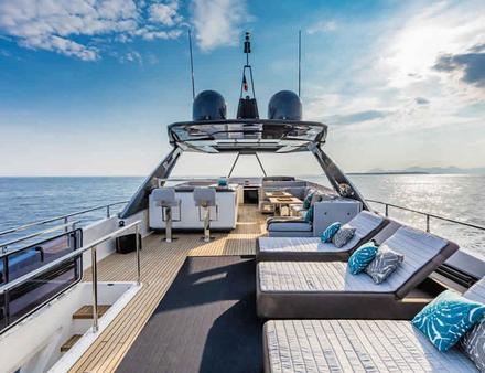 Le cockpit se situe au pont supérieur, et domine la mer à 360° ainsi qu'un espace lounge, le plus grand jamais réalisé par Ferretti sur un yacht de cette taille ! Nautisme Article